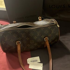 Authentic LOUIS VUITTON Monogram Canvas
Papillon 30 bag - DATE CODE SD0014
